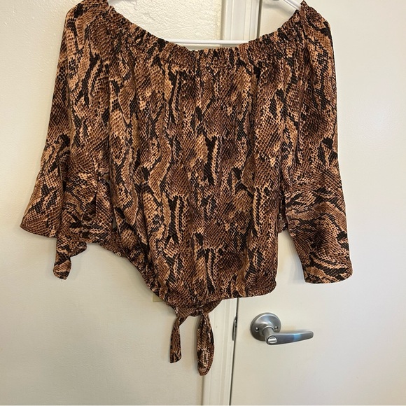 NWT Express Brown Snakeskin Off-Shoulder Blouse Women’s Size Medium - Picture 7 of 9